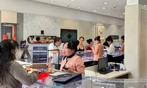 Vàng bạc Đá quý Phú Nhuận đóng loạt cửa hàng