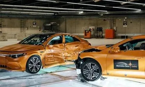 Mercedes cho xe xăng đâm ngang xe điện để thử nghiệm an toàn