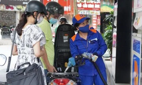 Giá xăng Việt Nam rẻ hơn Thái Lan, Lào, nhưng mỗi ngày người Việt vẫn mất gần 8% thu nhập cho 1 lít