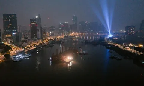 Đoàn tàu lai dắt chia tay trung tâm TP.HCM sau hợp long cầu đi bộ qua sông Sài Gòn