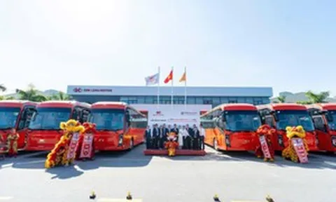 Lần đầu tiên 100 xe bus giường nằm điện chạy liên tỉnh xuất hiện: Mẫu xe thuần Việt của Kim Long Motor có gì đặc biệt?