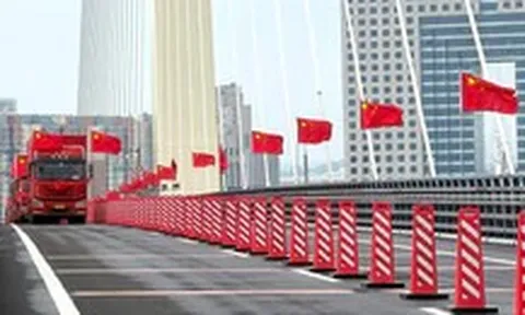 Ông Kim Jong Un qua cầu Tân Áp Lục mới khánh thành, đến Trung Quốc