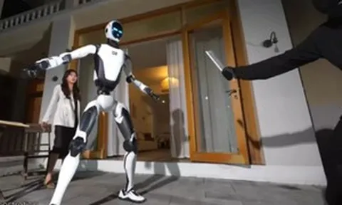Nhà sản xuất lớn nhất thế giới ra mắt robot vệ sĩ: Biết võ Kungfu, nâng được ô tô giải cứu người mắc kẹt, giá dự kiến hơn 700 triệu đồng