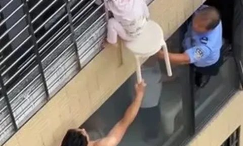 6 cư dân giải cứu bé gái ba tuổi bị treo lơ lửng bên ngoài căn hộ tầng 12