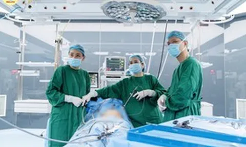 Nhập viện vì viêm dạ dày, người phụ nữ bất ngờ phát hiện 2 khối u "ẩn mình" ở buồng trứng