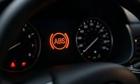 Đèn ABS báo lỗi, ô tô có thể bị trượt đăng kiểm