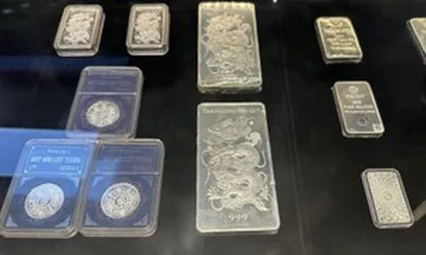 Giá bạc bốc hơi 70 triệu đồng mỗi kg, nhiều người mắc kẹt vì đu đỉnh hồi đầu năm