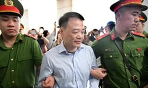 Cận cảnh Shark Bình, Mr Pips cùng các bị cáo được cảnh sát dẫn giải đến tòa