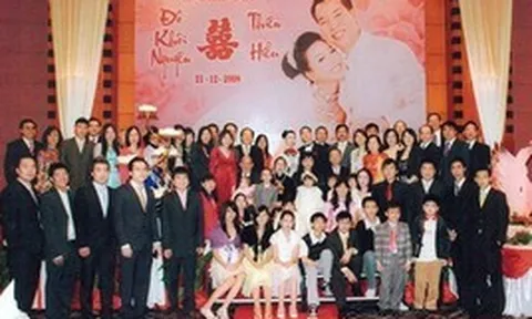 Việt Nam có gia tộc giàu có với 11 anh chị em, người cha làm nghề thủ công nuôi các con: Cháu gái SN 1980 nay làm Tổng giám đốc, cháu trai lái xe máy đi làm dù nhà đứng sau tập đoàn nổi tiếng