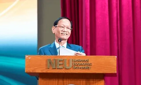 Chủ tịch ABBank Vũ Văn Tiền nói với sinh viên NEU: 'Thiếu tiền học cứ đến ngân hàng vay, sau này trả'