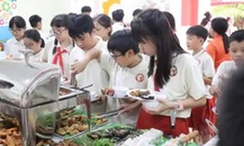 Chai nước 6.000 đồng bán trong trường 9.000 đồng là có thật, khi đơn vị trúng thầu quyết định giá cả