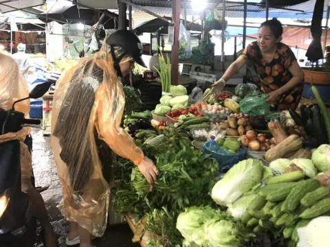 Hàng hóa siêu thị giá ổn định, chợ dân sinh thưa vắng