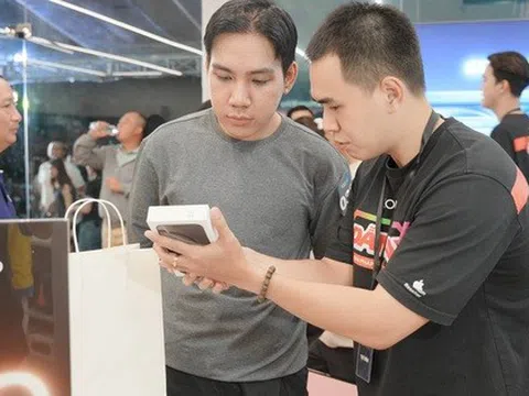 Người dân mê iPhone 16, các nhà bán lẻ kiếm bộn tiền