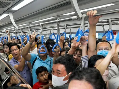 Ngày đầu vận hành, metro TPHCM đón lượng khách 'khủng' gấp 6 lần dự kiến