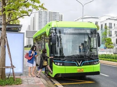 Nhiều hãng bus tại Hà Nội phục vụ hàng triệu lượt khách muốn chuyển sang dùng xe điện VinFast ngay từ tháng 2/2025