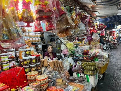 Tiểu thương rớm nước mắt 'chưa năm nào Tết lại ế ẩm thế này'