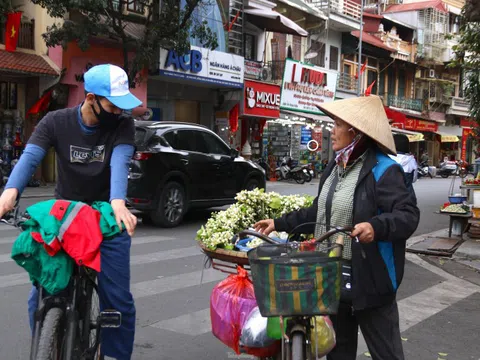 Hoa bưởi đầu mùa nửa triệu đồng/kg nhưng vẫn đắt khách