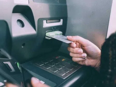 Một chiêu trò lừa đảo hoàn toàn mới nhắm đến người cao tuổi khi rút tiền tại cây ATM