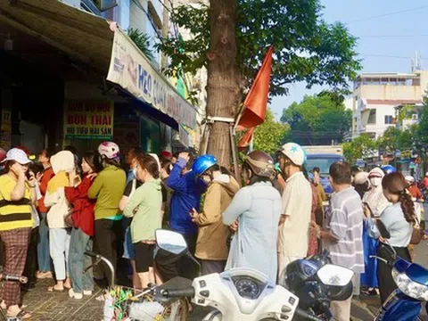 Người dân Vũng Tàu xếp hàng dài từ 4 giờ sáng trên đường Nguyễn Tri Phương trong ngày vía Thần Tài