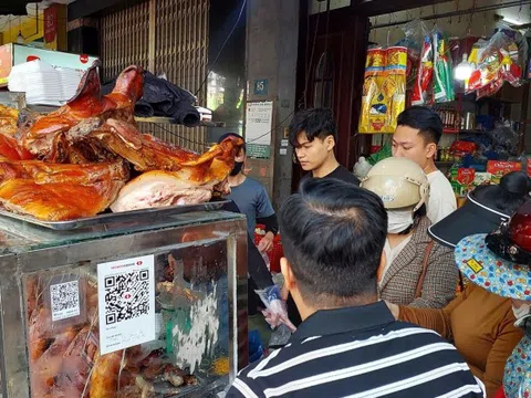 Hốt bạc 'ngày đặc biệt', cửa hàng thịt heo quay ở Đà Nẵng làm không kịp bán