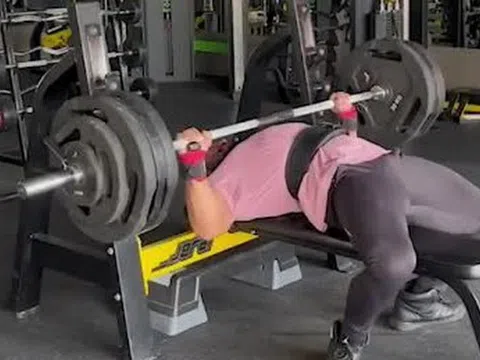 Kinh hoàng vận động viên suýt chết khi bị khối tạ 165kg đè lên cổ