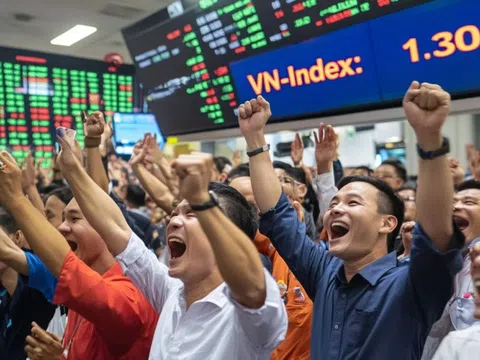 VN-Index vượt 1.300 điểm, cao nhất gần 1.000 ngày, nhà đầu tư chứng khoán "vỡ oà" sung sướng