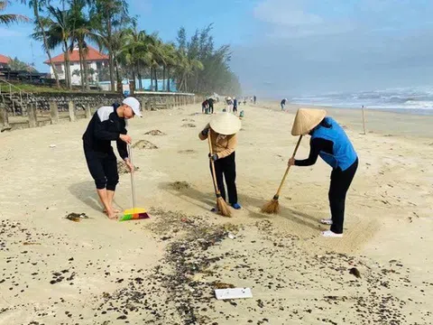 Hàng chục tấn dầu vón cục dạt vào bờ biển ở Huế: Kết quả chất lượng nước biển ra sao?