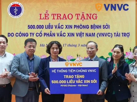 Hệ thống tiêm chủng VNVC tặng Bộ Y tế nửa triệu liều vắc xin sởi