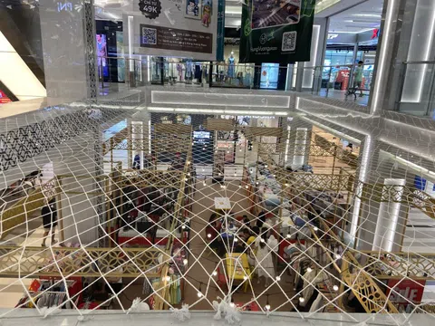 Một TTTM chung chủ với Vạn Hạnh Mall cũng bất ngờ lắp đặt tấm lưới bảo vệ, thu hút sự chú ý của đông đảo dân tình