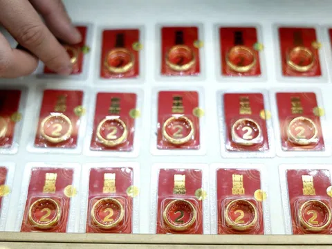 Giá vàng nhẫn bất ngờ giảm, USD cao chưa từng có