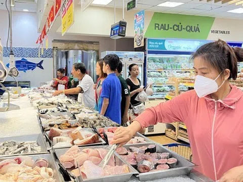 Siêu thị thắng lớn, chợ vắng hoe dịp lễ 30-4