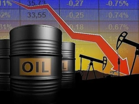 Giá dầu lao dốc kỷ lục kể từ 2021