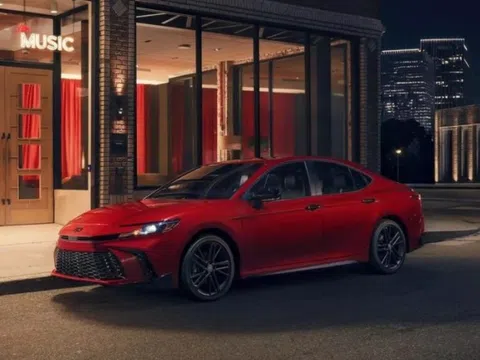 Toyota Camry 2026 bổ sung phiên bản bóng đêm huyền bí: 'Xe doanh nhân' nay cá tính hơn từ ngoài vào trong, động cơ không đổi