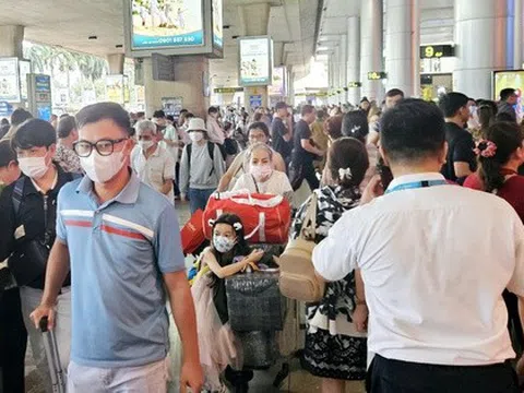 Người dân ùn ùn trở lại TP HCM, vé máy bay ngang giá dịp Tết