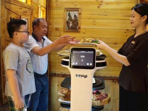 Nhân viên 260 triệu đồng: Nhà hàng ở Hải Dương gây sốt với robot phục vụ