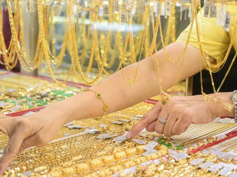 Giá vàng hôm nay 4/5/2025 chốt tuần giảm, cảnh báo tiếp tục lao dốc
