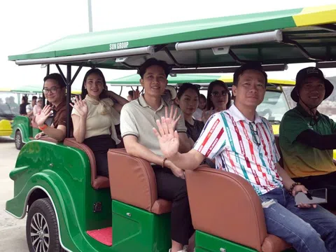 Chính thức mở tuyến xe điện chở khách miễn phí tại đảo Cát Bà