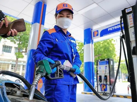 Nguy cơ lũng đoạn thị trường nếu doanh nghiệp tự quyết giá xăng dầu?