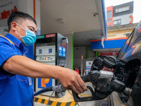 Giá xăng tiếp tục giảm, RON 95 về sát 19.000 đồng/lít