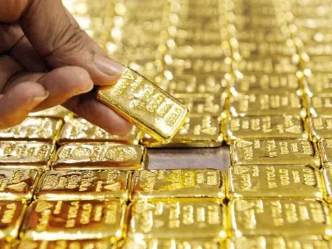 Giá vàng giảm mạnh, cổ phiếu PNJ "bốc đầu" kịch trần, điều gì đang diễn ra?