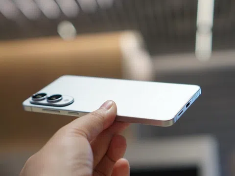 Cận cảnh smartphone mỏng 5,8 mm, giá bán 30 triệu đồng từ Samsung