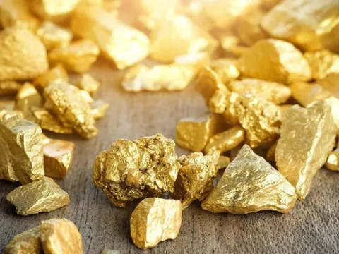 Suốt nhiều năm âm thầm thu gom răng người chết, ông lão nấu được thỏi vàng 1.800 USD