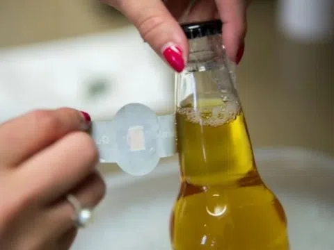 3 thanh niên miệt mài bóc tách bao bì tem nhãn của 7,7 tấn hàng, chủ kho không xuất trình được bất cứ giấy tờ nào