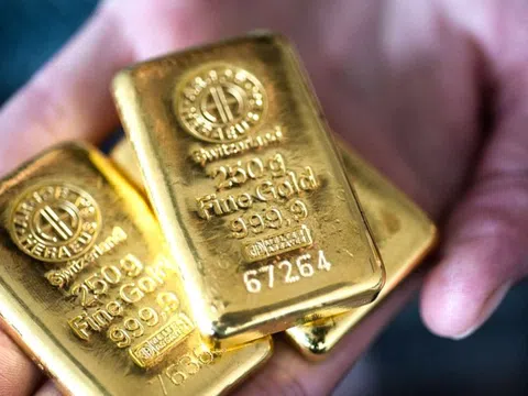 Giá vàng thế giới lao dốc mạnh nhất trong 6 tháng