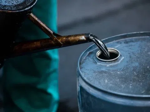 Dầu thô giảm sốc trước tín hiệu hòa giải Mỹ-Iran: Nỗi lo thừa cung trở lại