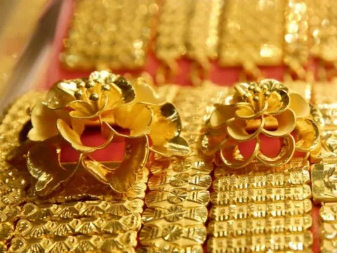 Vàng thế giới lao dốc mạnh, giá trong nước giảm theo nhưng vẫn neo cao