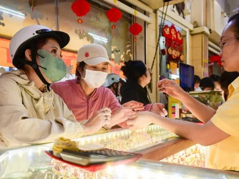 Giá vàng hôm nay 18/5/2025: Kết thúc tuần chao đảo, vàng SJC giảm liên tiếp