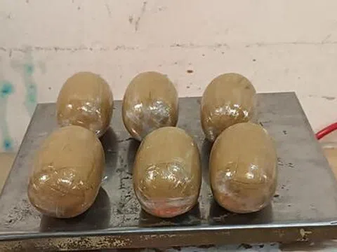 Tịch thu số vàng trị giá 15,4 tỷ đồng giấu trong quần áo tại sân bay