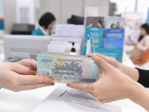 Người dân ùn ùn đổ tiền vào ngân hàng bất chấp lãi suất thấp