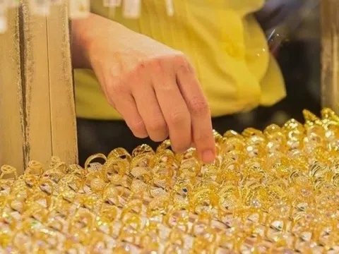 Giá vàng bật tăng mạnh, lập đỉnh 2 tuần khi lo ngại nợ công Mỹ leo thang và USD suy yếu